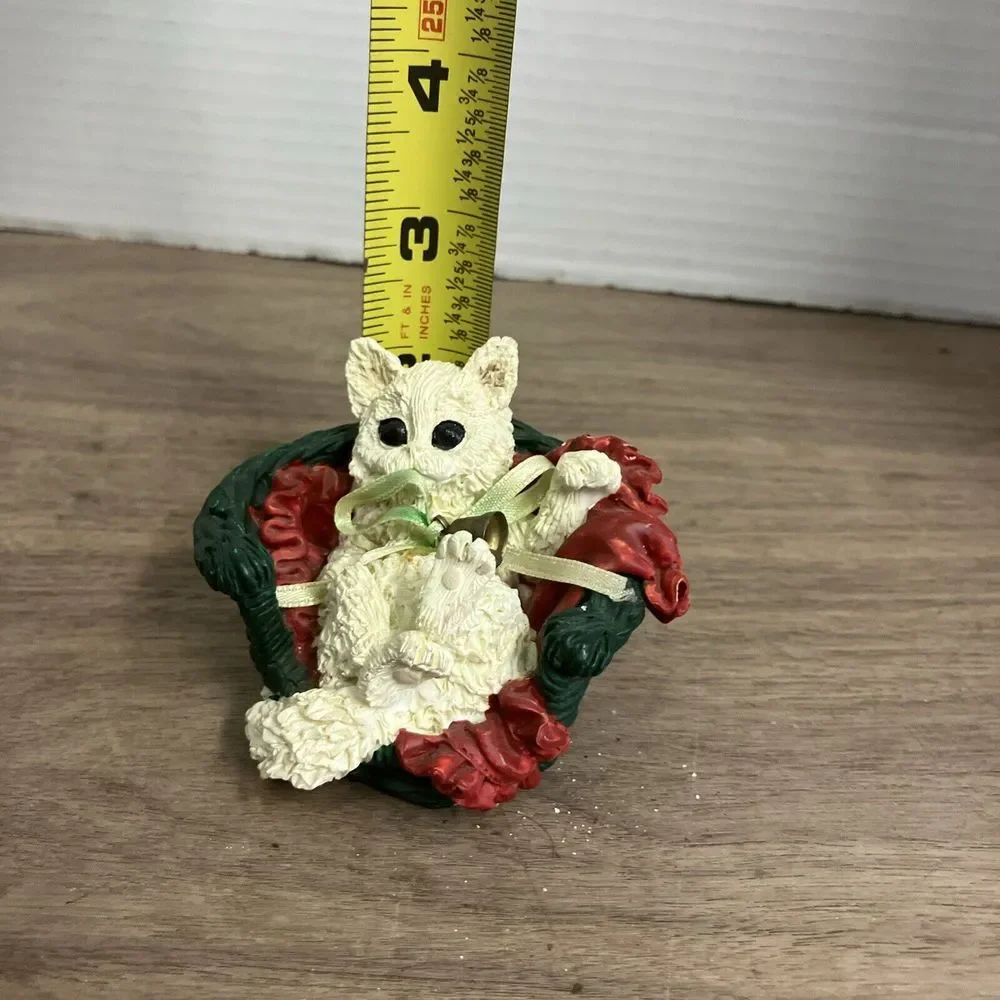 Resin White Kitten/Cat In Wicker Look Basket‎ Bed Ribbon Bell Christmas Figurine